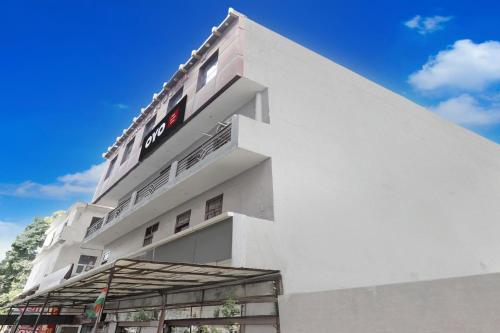 KaliānpurにあるSPOT ON New Shukla Hotelの側面に看板がある白い建物