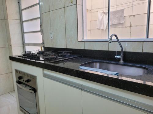 Η κουζίνα ή μικρή κουζίνα στο Pousada Céu de Viracopos, quarto individual c banheiro 8 min do aeroporto