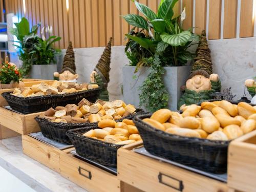 Una exhibición de cestas de pan y otros alimentos. en Novotel Bucharest City Centre, en Bucarest