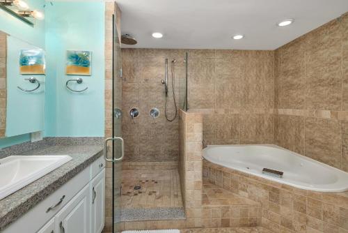 Un baño con bañera, ducha y lavabo. en 1007 Mallery Street, en Mallory Park