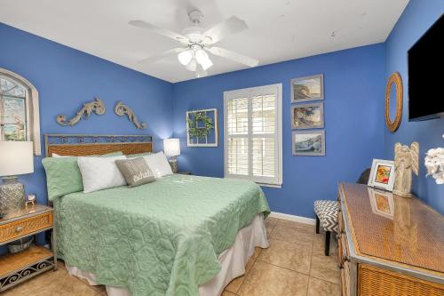1 dormitorio azul con 1 cama y ventilador de techo en 1007 Mallery Street, en Mallory Park