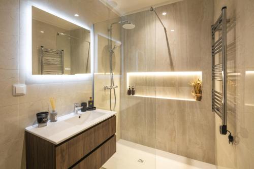 a bathroom with a sink and a shower at Casa Milhafre Real in Benagil