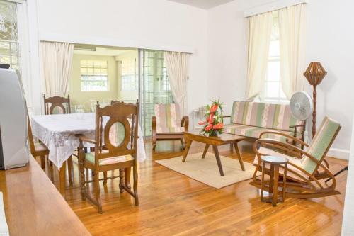 Bajan Charm 1 Min Walk to Dover Beach, on The Gap