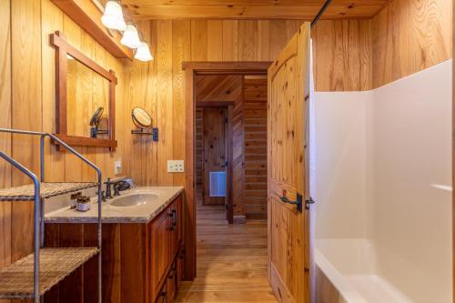 un bagno con lavandino, doccia e vasca di Grand Vista Lodge a West Jefferson