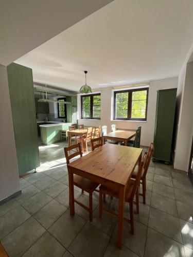 Una cocina y un comedor con mesa y sillas de madera. en Prime Home SOPOT HILL, en Sopot