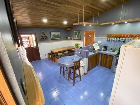 - une cuisine avec une table et un comptoir dans l'établissement Monteverde Guesthouse, à Monteverde Costa Rica