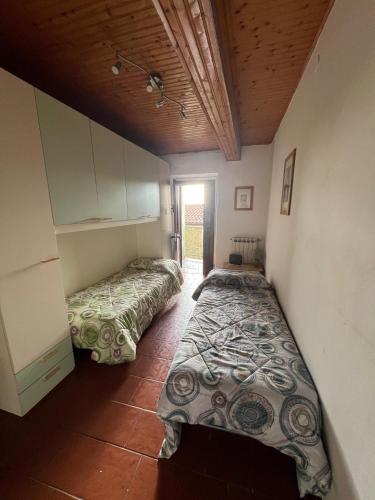 a bedroom with two beds in a room at Mari & Monti in Montignoso