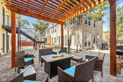 an outdoor patio with a table and chairs at Nr Museum Med Center Zoo Apt Fire Pit BBQ Games in Houston