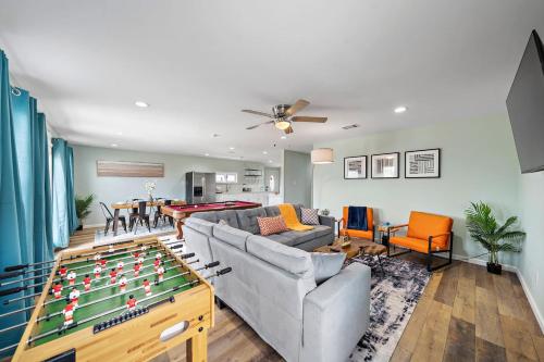 ein Wohnzimmer mit Tischfußball in der Unterkunft Elevated Stay Near Pier, Beach Bbq Wifi Games in Galveston