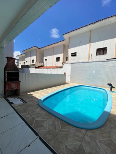 a swimming pool on the roof of a building at Cantinho da Giza-próx à praia em JP in João Pessoa