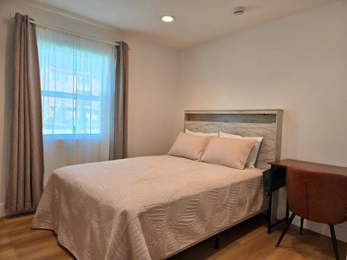 Ένα ή περισσότερα κρεβάτια σε δωμάτιο στο Modern Luxury Huntington Beach Retreat