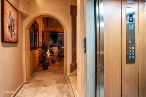 舍夫沙万Ain Chaouen的通往建筑物入口的走廊