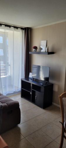 sala de estar con escritorio y ordenador portátil. en Descansa en el sur, en Puerto Montt
