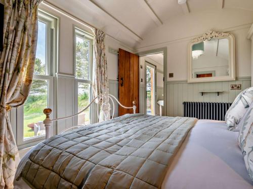 a bedroom with a large bed with a large window at 1 Bed in Boscastle 95316 in Camelford