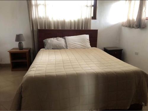 コタカチにあるCasa Blanca departamentoの大きなベッドと窓のある寝室