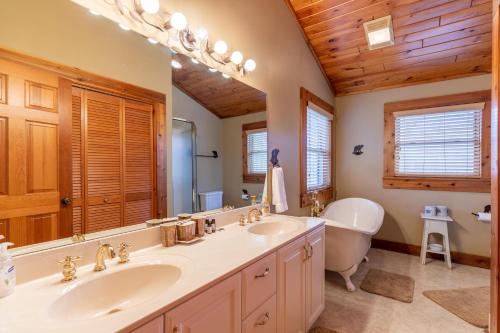 a bathroom with two sinks and a tub and a toilet at Ambleside in Vilas