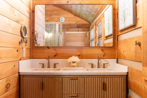 a bathroom with a sink and a mirror at MountainTime in Vilas