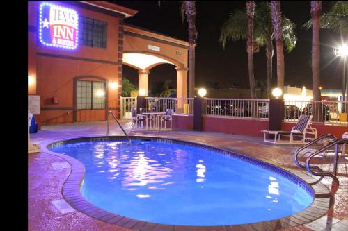 Bazén v ubytování Texas Inn & Suites McAllen at La Plaza Mall and Airport nebo v jeho okolí