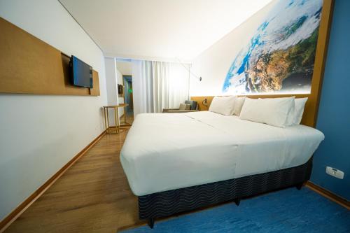 Ένα ή περισσότερα κρεβάτια σε δωμάτιο στο Hotel Euro Suite Curitiba Batel By Nacional Inn