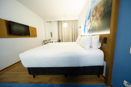 Ένα ή περισσότερα κρεβάτια σε δωμάτιο στο Hotel Euro Suite Curitiba Batel By Nacional Inn