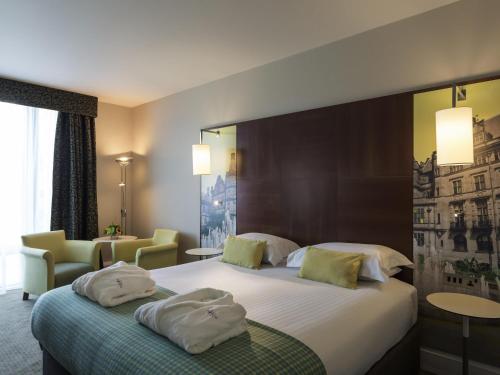Una habitación de hotel con una cama con toallas. en Mercure Sheffield St Paul's Hotel & Spa, en Sheffield