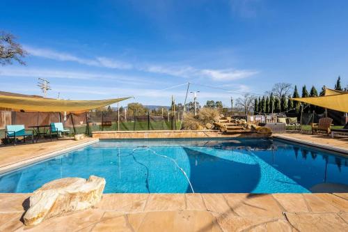 San MartinにあるGrand Wine Country 6BR Retreat Hot Tub & Viewsの青い水の大きなプール