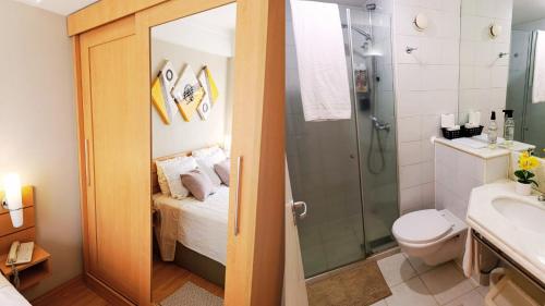 a bathroom with a bed and a shower and a toilet at Hotel aeroporto Guarulhos in Guarulhos