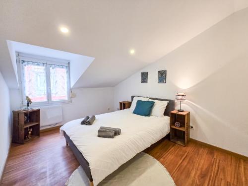 a bedroom with a large bed in a attic at Duplex moderne au cœur de Saverne in Saverne