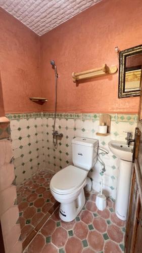 a bathroom with a toilet and a sink at Gite Panorama in Imlil