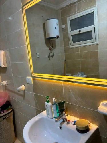 Vrtn hotel في عمّان: حمام مزود بحوض ومِرآة
