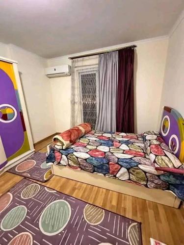 Vrtn hotel في عمّان: غرفة نوم بها سرير كبير ونافذة