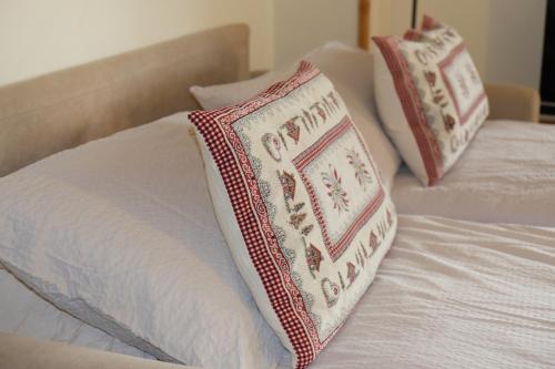 due cuscini appoggiati sopra un letto di Appartamento Rin, Livigno a Livigno