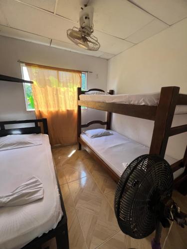 a room with two bunk beds and a fan at Apartamentos Coveñas TII in Coveñas