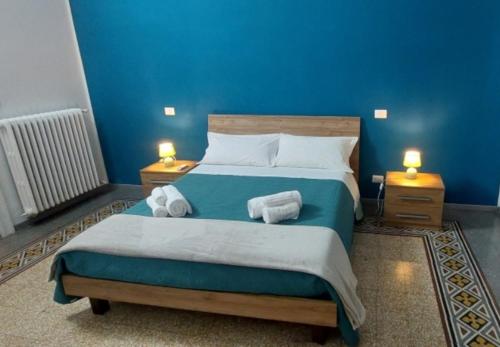 una camera da letto con un letto con asciugamani sopra di Big House Colosseo a Roma