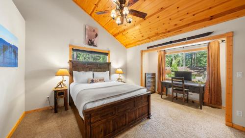 une chambre avec un lit et un bureau avec un ordinateur dans l'établissement Outdoor Dining Fireplace Trails Nearby Cedar Hollow Retreat by AvantStay, à Pomins