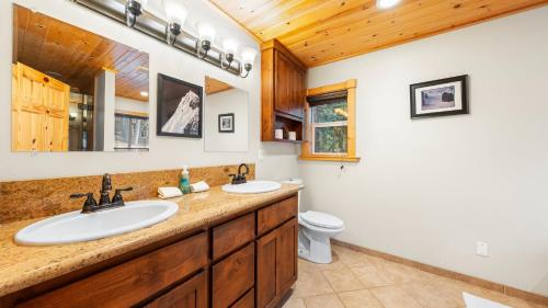 une salle de bain avec deux lavabos et un WC dans l'établissement Outdoor Dining Fireplace Trails Nearby Cedar Hollow Retreat by AvantStay, à Pomins