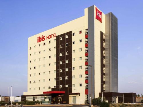 a hotel building with arets major sign on it at Ibis Juarez Consulado in Ciudad Juárez