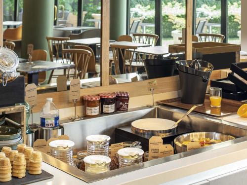 um buffet com comida num restaurante em Aparthotel Adagio Porte de Versailles em Issy-les-Moulineaux