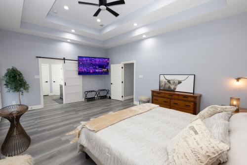 Un dormitorio con una cama grande y un ventilador de techo. en The Blue House, en Hitchcock