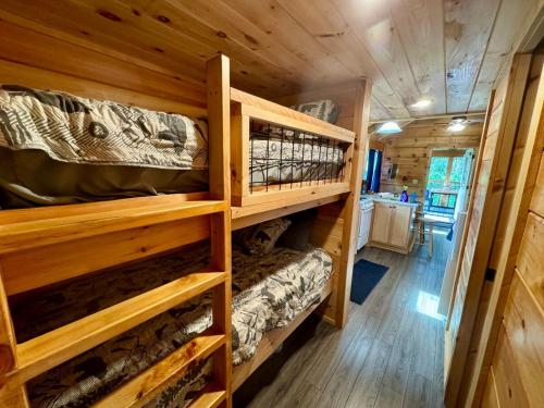 オカラにあるLuxury Cabin 12のログキャビン(二段ベッド2組付)