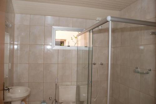 une salle de bain avec une douche, des toilettes et un lavabo dans l'établissement Hotel Di Fratelli, à Monte Mor