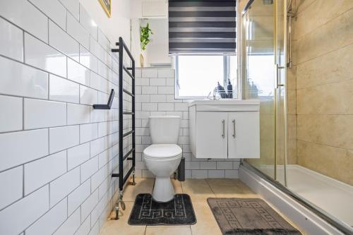 a bathroom with a toilet and a shower and a sink at #69 Stylish and comfy home in CV3 in Parkside