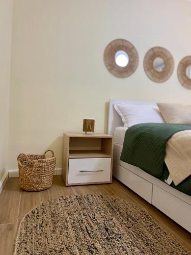 una camera da letto con un letto e un comodino con una coperta verde di al centro apartment a Shkodër