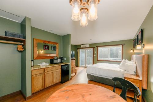 ein Schlafzimmer mit einem Bett und einem Waschbecken darin in der Unterkunft Similkameen Valley Resort in Cawston