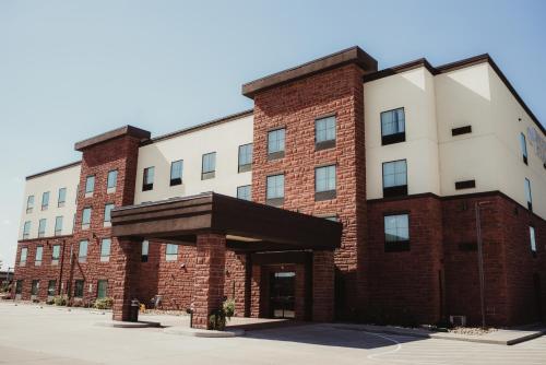 OttumwaにあるCobblestone Hotel & Suites - Ottumwaの白い赤レンガ造り