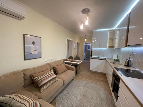 un soggiorno con divano e cucina di al centro apartment a Shkodër
