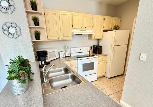 2BR2BA Getaway 7 Miles from Orlando Parks photo 5