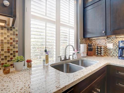 una cocina con fregadero y ventana en Charm on Liberty, en Savannah