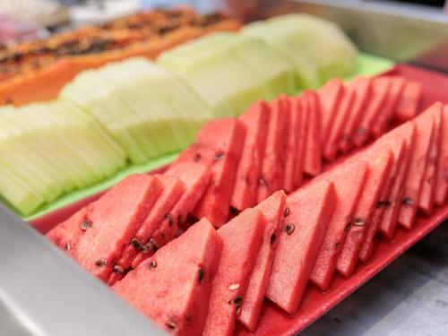 uma bandeja cheia de fatias de melancia e outros vegetais em Ibis Foz do Iguaçu em Foz do Iguaçu