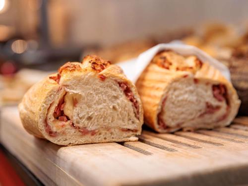 dois pães sentados numa tábua de cortar em Ibis Foz do Iguaçu em Foz do Iguaçu